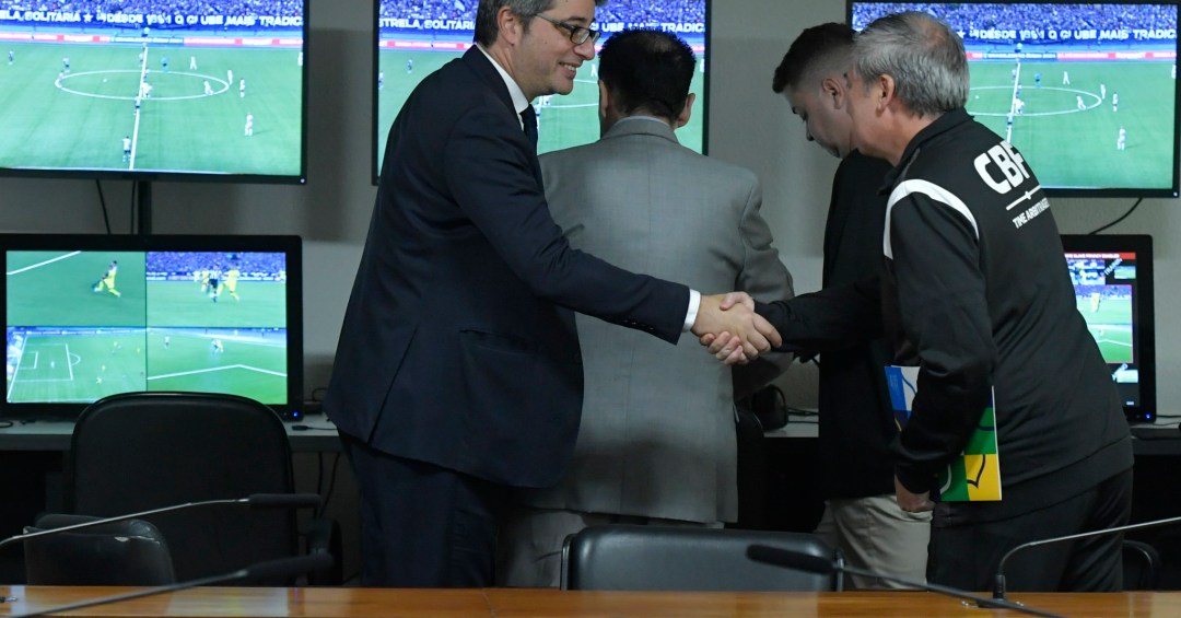 Explicação da CBF sobre VAR é uma “bomba” no futebol, diz senador da CPI