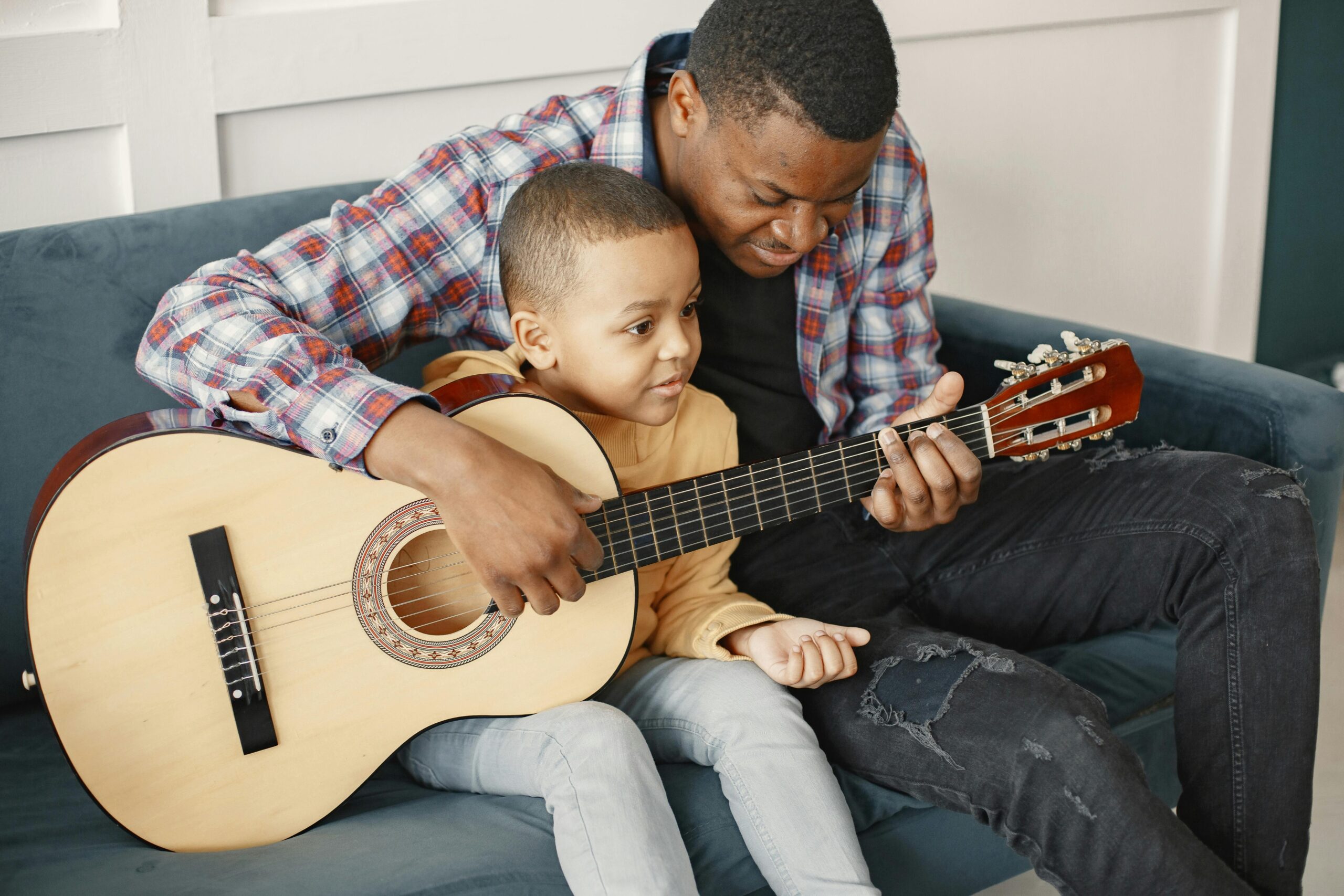 Dia dos Pais: a influência da música na educação dos filhos - Alpha FM