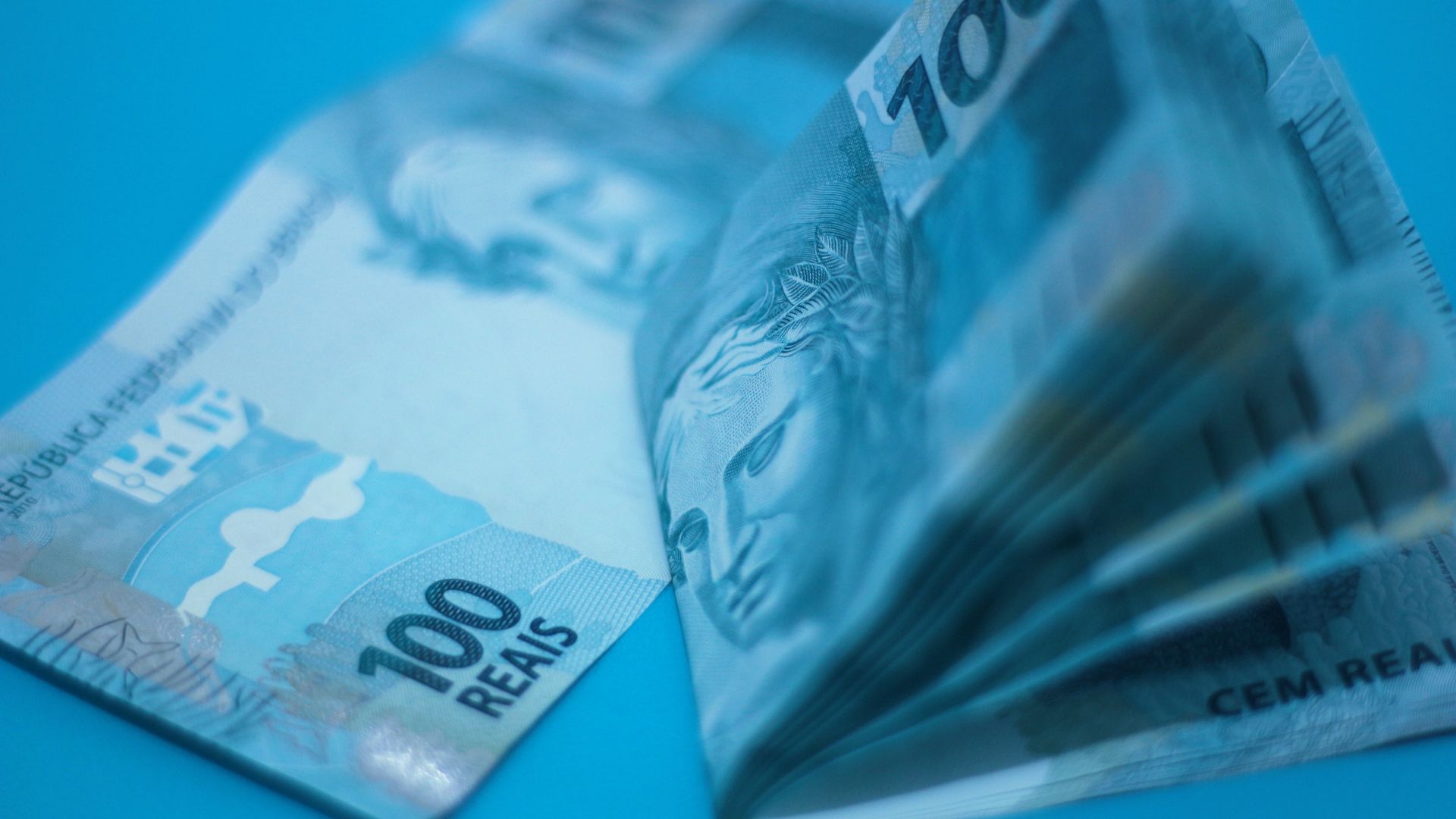 O levantamento, conduzido pela pesquisadora Ana Tereza Pires, destaca áreas que oferecem os maiores salários para profissionais com diploma