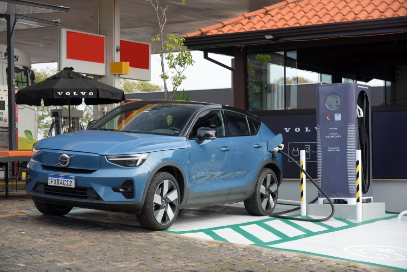 Volvo passará a cobrar – caro – por recarga em eletropostos
