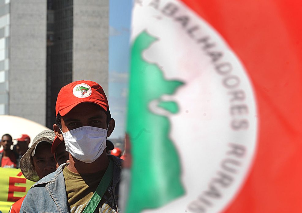 Cerco se fecha aos invasores de terra