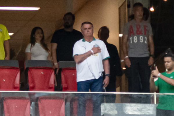 Ex-presidente Bolsonaro assiste jogo do Palmeiras no Mané Garrincha