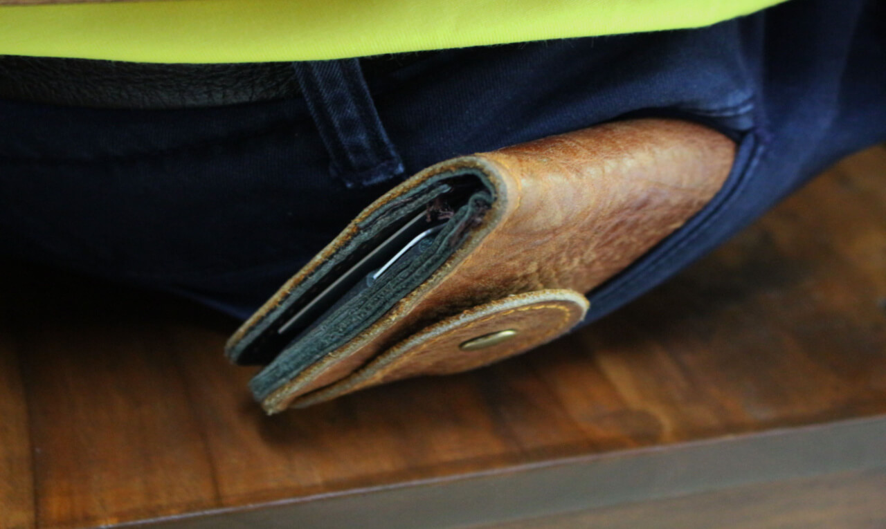 entenda o risco de sentar com o objeto no bolso