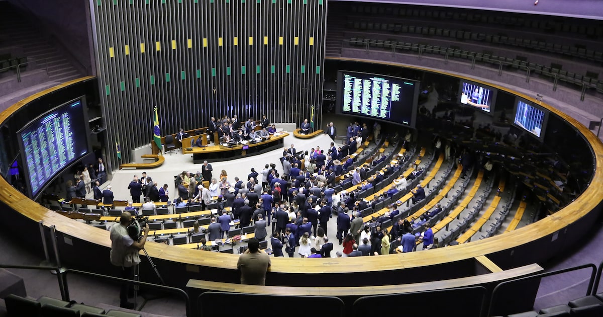 Datafolha: 76% da população é contra o aumento no número de deputados