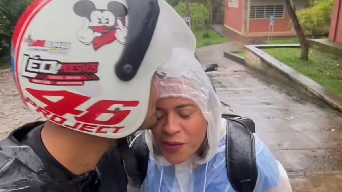 Mãe é levada por filho para 1º dia de aula na UFPB após mais de 20 anos sem estudar