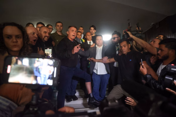 Moraes dá 24h para defesa de Bolsonaro explicar descumprimento de cautelar, sob pena de prisão imediata