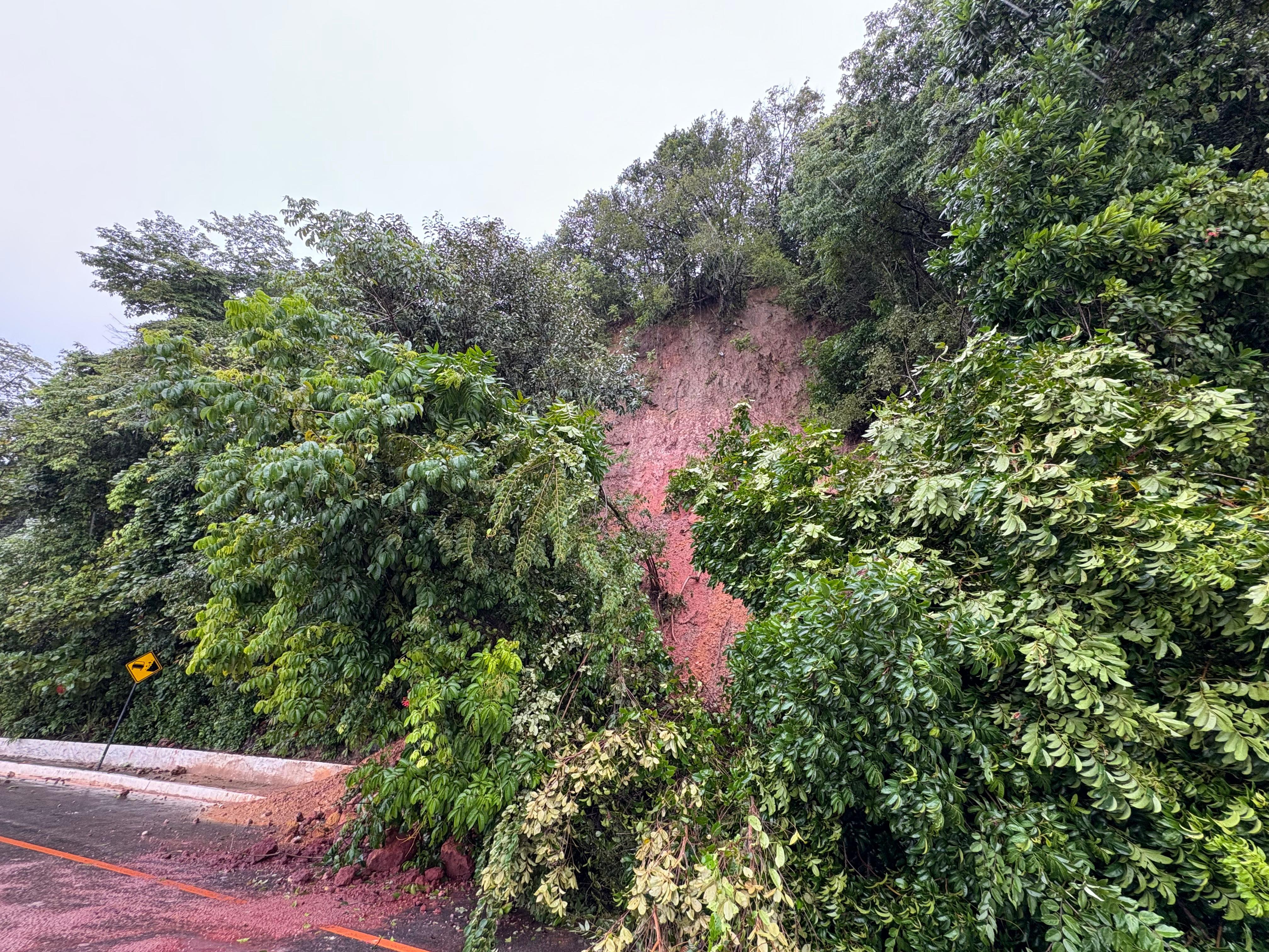 Chuva provoca deslizamento de terra na barreira de Cabo Branco, em João Pessoa