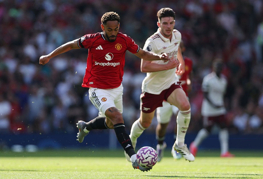 Matheus Cunha tem boa estreia pelo United, mas amarga derrota para o Arsenal