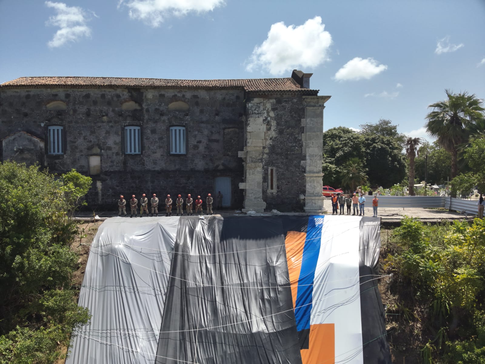 Barreira da Igreja de Nossa Senhora da Guia recebe lonas vinílicas para evitar deslizamentos
