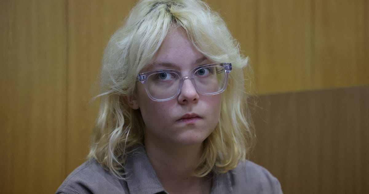 Artista russa é considerada culpada de …