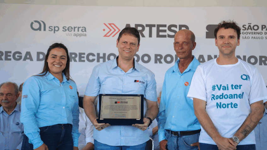 Ao centro da imagem, o governador de São Paulo, Tarcísio de Freitas, e, à esquerda, sentado, Aloizio Mercadante