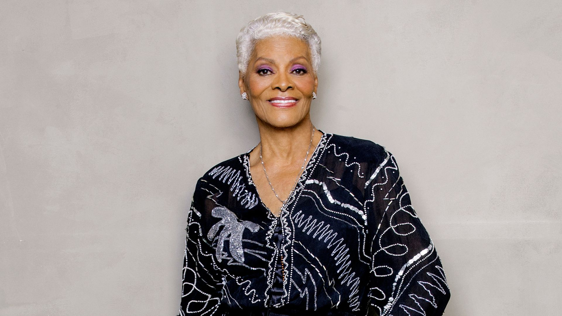 Dionne Warwick se despede dos palcos com turnê no Brasil
