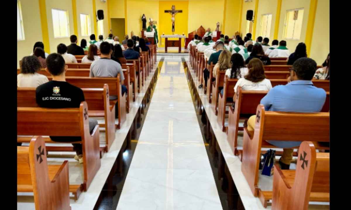 tante encontro que reuniu diversas lideranças eclesiásticas. Presbíteros, diácon
