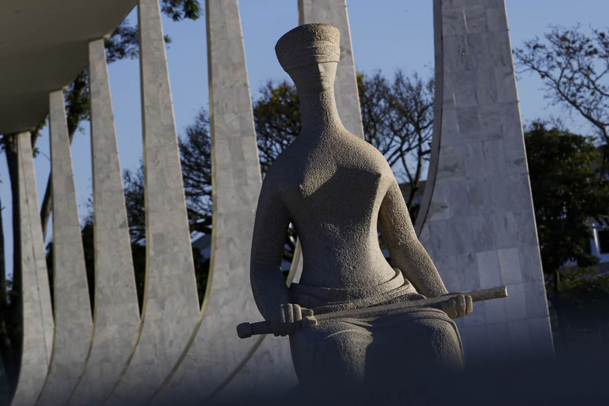 Estátua da justiça em frente ao prédio do Supremo Tribunal Federal STF - Metrópoles